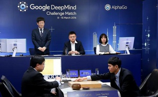 Lee Se-Dol (d) meilleur joueur mondial du jeu de go affronte l'ordinateur AlphaGo à Séoul, le 8 mars 2016