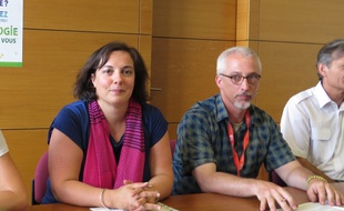 A Pessac, le 20 aout 2014, Emmanuelle Cosse secretaire nationale des Verts est venue presenter les journees d'ete des ecologistes aux cotes de Stephane Saubusse, secretaire regional.