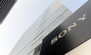 Le géant japonais de l'électronique Sony est redevenu bénéficiaire au terme de l'exercice 2012/2013 après quatre années dans le rouge, un regain qu'il doit certes surtout au yen affaibli et à des cessions d'actifs, mais qu'il espère durable.