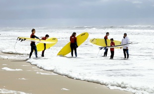 Des surfeurs sur une plage de Lacanau.