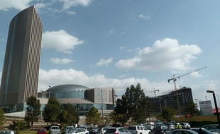 La Chine a offert samedi à l'Union Africaine son nouveau siège, un impressionnant bâtiment de verre et d'acier qui domine Addis Abeba et témoigne de l'empreinte économique et politique de plus en plus profonde laissée par le géant asiatique sur le continent noir.