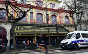 Des passants devant le Bataclan, le 24 décembre 2015 à Paris