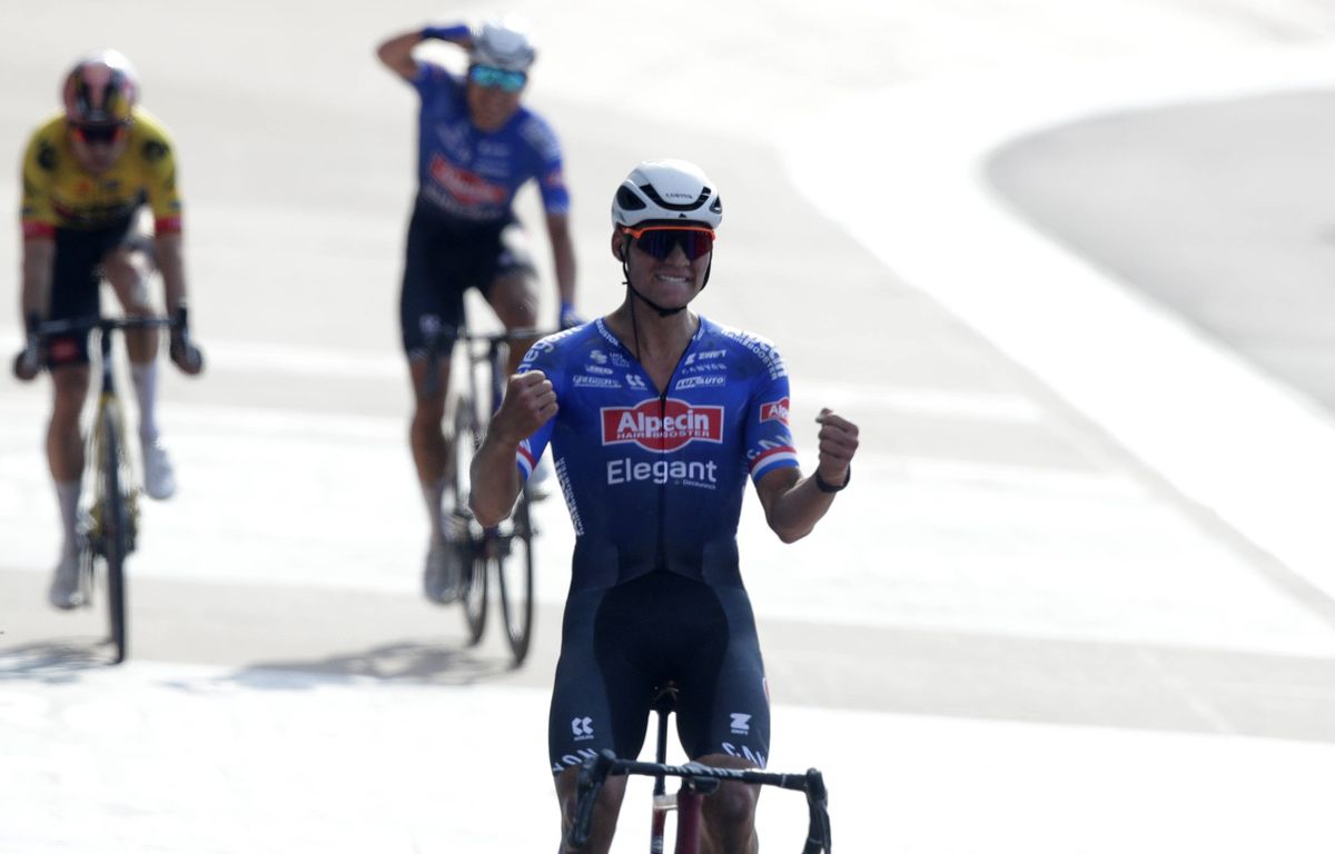 ParisRoubaix 2023 Van der Poel s’impose en solitaire, Wout van Aert 3e après avoir crevé dans