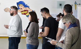 Les électeurs font la queue dans un bureau de vote de Toulouse pour aller voter pour le second tour de l'élection présidentielle, le 7 mai 2017.