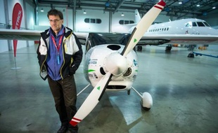 Le biologiste slovène Matevz Lenarcic s'est lancé lundi matin depuis la capitale, Ljubljana, dans un voyage écologique vers le Pôle Nord, à bord d'un avion ultra-léger, pour réaliser des mesures de la pollution de l'air dans l'Arctique.