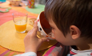 Des petits déjeuners gratuits sont expérimentés dans deux écoles bordelaises depuis l'automne 2019.