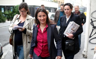Cécile Duflot (Europe Ecologie Les Verts) sort d'un bureau de vote à Paris le 10 juin 2012 lors du premier tour des législatives.