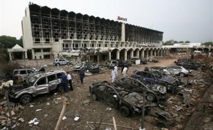 Les enquêteurs traquaient lundi une cellule de militants islamistes d'Al-Qaïda à Islamabad, soupçonnés d'avoir perpétré l'attentat suicide qui a dévasté samedi le grand hôtel Marriott en plein coeur de la capitale du Pakistan et tué au moins 60 personnes.