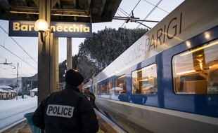 Le contrôle des douaniers français a eu lieu à la gare ferroviaire de Bardonecchia.