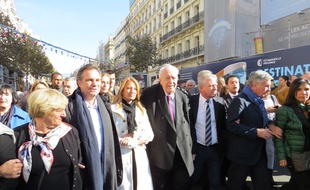 Jean-Claude Gaudin descend La Canebière à Marseille.