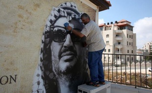 Une équipe du laboratoire suisse qui doit effectuer des prélèvements sur la dépouille de Yasser Arafat s'est rendue lundi à Ramallah pour examiner sa tombe et rencontrer des responsables palestiniens, selon des sources concordantes.