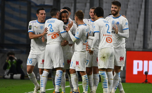 Jordan Amavi, buteur contre Bordeaux, entouré de ses coéquipiers après son but.
