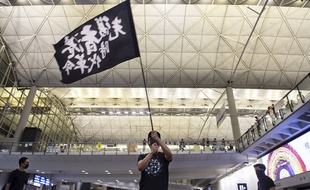Un manifestant à l’aéroport de Hong Kong, le 12 août 2019.