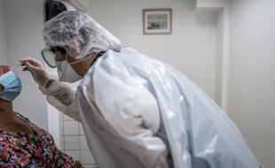 La France a enregistré 10.008 nouveaux cas de Covid-19 en 24 heures tandis que le taux de positivité des tests continue de grimper, selon les données publiées mardi par Santé publique France.