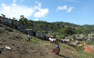 Des enfants jouent aux abords de Kaweni, un bidonville proche de Mamoudzou, à Mayotte, le 20 décembre 2015