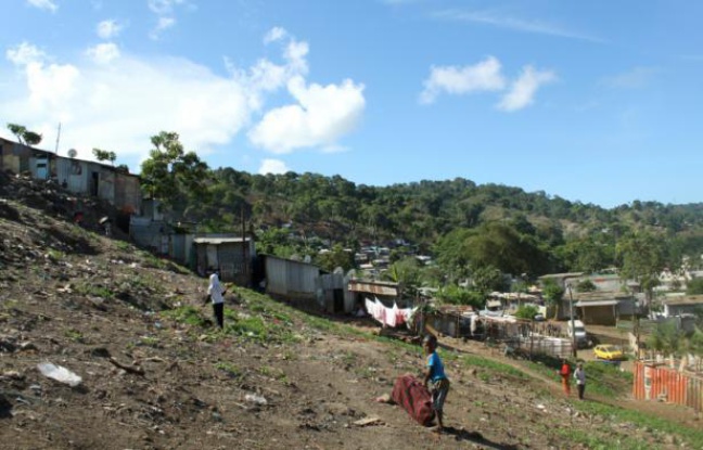 Des enfants jouent aux abords de Kaweni, un bidonville proche de Mamoudzou, à Mayotte, le  20 décembre 2015