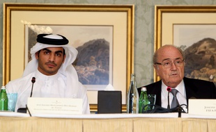 Le président de la Fifa Sepp Blatter et celui du comité d'organisation du Mondial 2022 au Qatar, lors d'une conférence de presse à Doha en novembre 2013.
