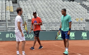 Yannick Noah en discussion avec Gasquet et Tsonga avant le 1er tour de Coupe Davis entre la France et le Canada.
