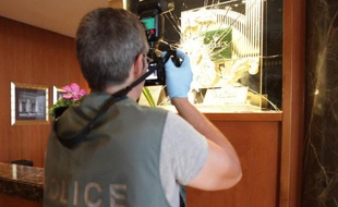 La Côte d'Azur, concentré de palaces pour riches estivants, a été le théâtre d'un nouveau braquage pour un butin relativement modeste de deux ou trois montres de luxe vendredi, cette fois dans le hall d'un hôtel de la Promenade des Anglais de Nice.