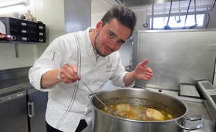 Baptiste Denieul laisse mijoter son kig ha farz, un plat typique breton qu’il revisite en amuse bouche.
