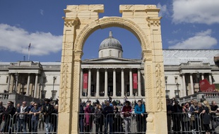 Une copie en marbre égyptien de l'Arc de Triomphe de Palmyre en Syrie à Trafalgar Square à Londres.