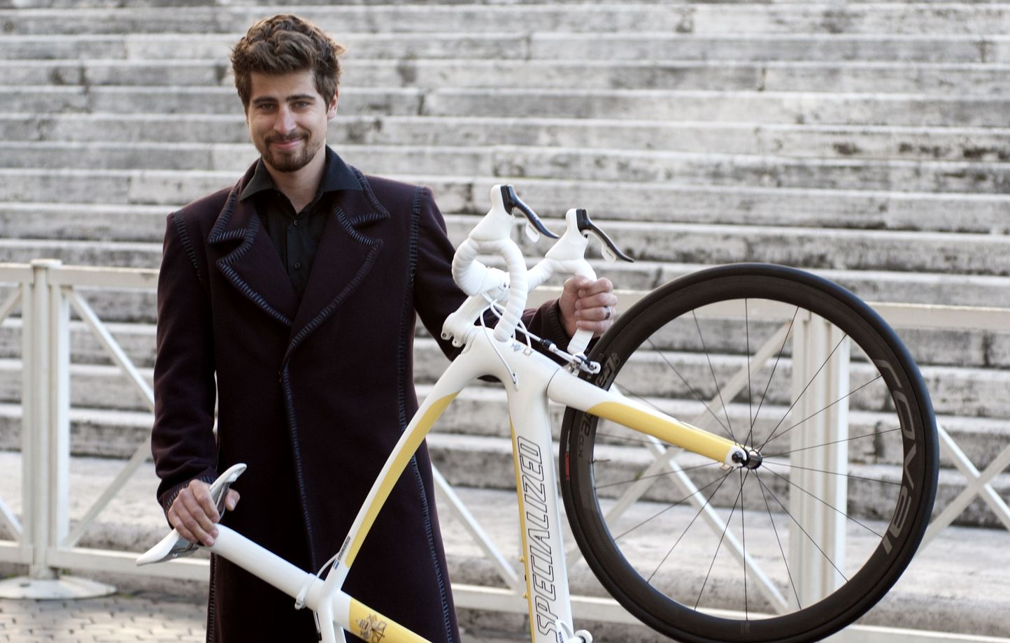 Kamoulox En visite au Vatican Peter Sagan offre un velo au pape Francois