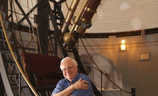 L'astronome américain d'origine britannique Brian Marsden, mondialement reconnu pour ses talents de traqueur de comètes et pour avoir contribué à rétrograder Pluton au rang de planète naine, est mort le 18 novembre à 73 ans, a annoncé le Centre Harvard-Smithsonian d'Astrophysique.