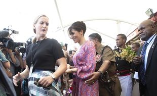 Meghan Markle devancée par sa garde du corps le 24 octobre 2018 à Suva (Fidji).