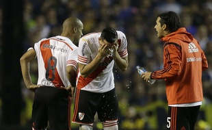 Le match entre Boca Juniors et River Plate a mal tourné après le jet de produit chimique sur les joueurs...