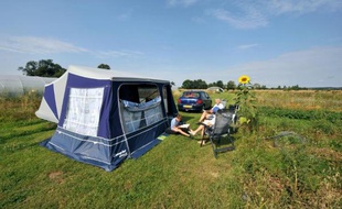 Une famille campant dans une ferme biologique le 10 août 2009 à Vaux-sur-Aure, dans le Calvados