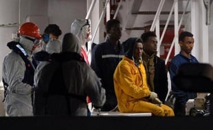 Des migrants survivants arrivent au port de Catane, en Sicile, le 20 avril 2015
