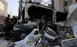 Les secours cherchent des corps dans les décombres de bombardements au Yémen à Sanaa, le 8 octobre 2016, après des frappes aériennes attribuées à la coalition menée par l'Arabie saoudite.