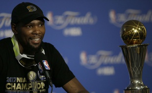Kevin Durant a remporté le titre NBA 2017, pour sa première saison avec les Golden State Warriors.