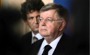 Le PDG de France Télécom, Didier Lombard, est poussé à la démission par ses salariés.