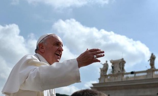 Le pape François sur la place Saint-Pierre, au Vatican, le 2 avril 2014