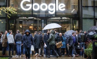 Les employés de Google manifestent devant le siège britannique de l'entreprise, à Londres.