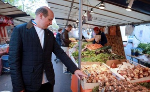 Quand il va au marché, Eric Briffard fouille les étals et muni de son couteau, goûte fruits et légumes: le chef deux étoiles du palace parisien George V est sans cesse en quête du beau produit, même si, en ce moment, la nature est "très en retard", à cause de la météo.