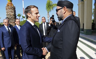 Emmanuel Macron, avec le roi du Maroc, Mohammed VI, à son arrivée à l'aéroport de Tanger, le 15 novembre 2018.