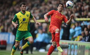 Luis Suarez au duel avec Jonny Howson de Norwich, le 20 avril 2014.