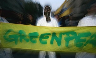 Amazon, Apple et Microsoft ont "largement recours aux énergies sales" pour leurs services dématérialisés, comme le stockage de données en ligne, a affirmé mardi l'organisation Greenpeace, qui a en revanche distribué des bons points à Facebook, Google et Yahoo!