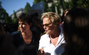 Muriel Robin au côté de sa compagne Anne Le Nen lors d'une journée de mobilisation contre les violences faites aux femmes, le 6 juillet 2019 à Paris.
