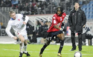 Gervinho dribble Rudy Mater au Stadium de Villeneuve-d'Ascq, le 28 novembre dernier.