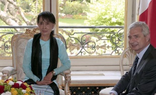 L'opposante birmane Aung San Suu Kyi a été reçue à déjeuner jeudi à l'Assemblée nationale par son nouveau président Claude Bartolone (PS) après une série d'entretiens avec d'autres responsables français.