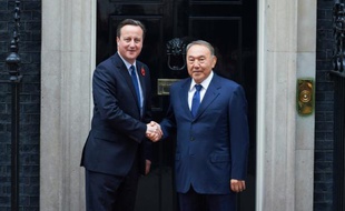 Le Premier ministre anglais David Cameron (g) pose avec le président kazakh Noursoultan Nazarbaïev, à Londres le 3 novembre 2015