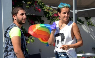 L'ex-Femen Amina Sboui (d) discute avec Ahmed Ben Amor, vice-président de l'association Shams de défense des homosexuels, le 3 octobre 2015 à Tunis