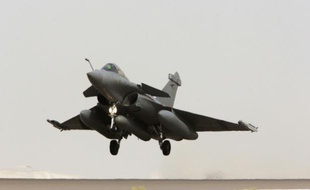 Photo fournie le 8 septembre 2015 par le service de presse de l'armée, d'un Rafale au décollage d'une base dans le Golfe à destination de la Syrie