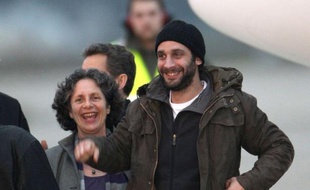 Le journaliste Williams Daniels, rentré vendredi de Syrie avec sa consoeur Edith Bouvier, blessée à la jambe, a raconté lundi sur France Inter leur première tentative avortée pour quitter Homs par un tunnel dans lequel ils sont restés "quasiment trois heures", un "cauchemar".
