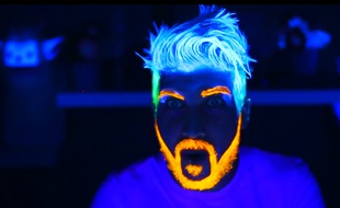 On laissera à 2016 la tendance des cheveux phosphorescents.