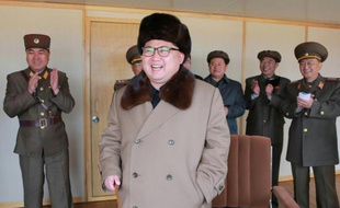 Photographie non datée transmise par l'agence de presse officielle nord-coréenne le 2 avril 2016 montrant le chef d'Etat Kim Jong-Un (c) inspectant un test de lancement d'un nouveau type de missile