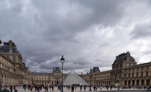 Le Louvre met fin à la gratuité d'accès à ses collections le premier dimanche du mois pendant la haute saison (avril à septembre), a-t-on appris lundi auprès du musée.